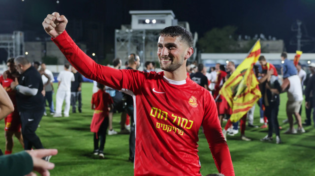 מוחמד כנעאן שחקן מ.ס. אשדוד חוגג הישארות (צילום: לירון מולדובן)