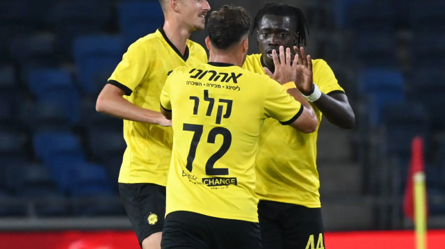 דניאל דאפה שחקן מכבי נתניה חוגג שער (צילום: ברני ארדוב)