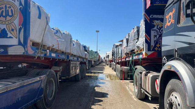 משאיות סיוע נכנסות לרצועת עזה דרך מעבר כרם שלום הבוקר (צילום: רשתות חברתיות, שימוש לפי סעיף 27 א')