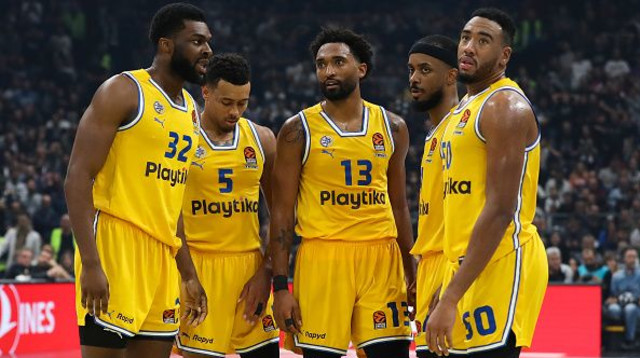 שחקני מכבי תל אביב, לורנזו בראון, ווייד בולדווין, בונזי קולסון, דארן היליארד, ג'וש ניבו (צילום: Nikola Krstic/MB Media)