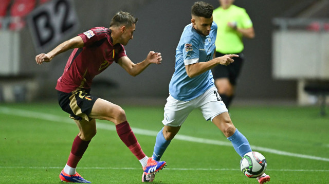 שחקן נבחרת ישראל, דני גרופר, מול שחקן נבחרת בלגיה, טימותי קסטאנייה (צילום: אימג'בנק  GettyImages, ATTILA KISBENEDEK)