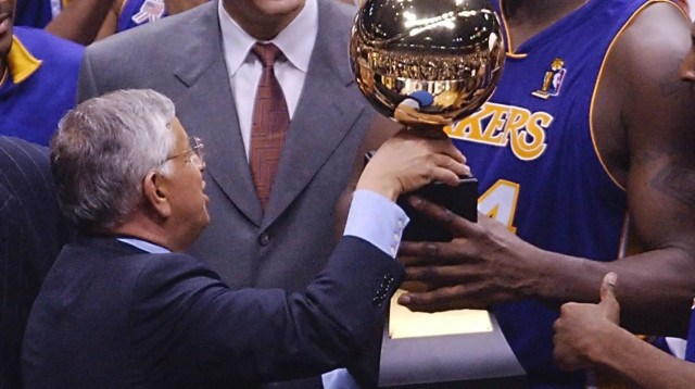 שאקיל אוניל, לוס אנג'לס לייקרס לצד דייויד סטרן, קומישינר ה-NBA (צילום: GettyImages)