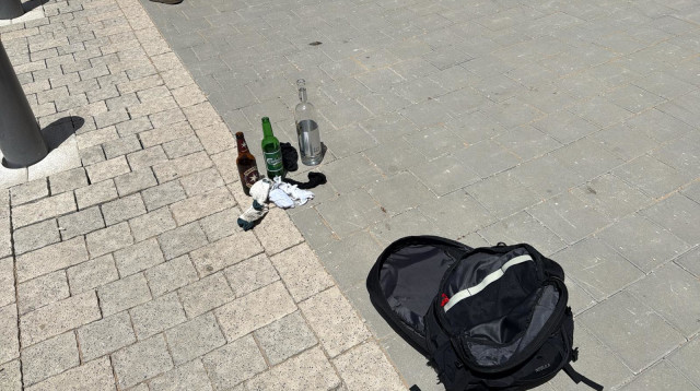 הזירה מחוץ לשגרירות (צילום: דוברות המשטרה)