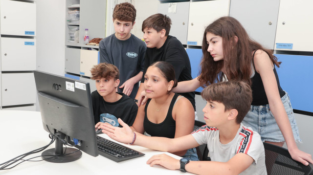 תלמידי כיתה ז' מחטה"ב עירוני ד' תל אביב המשתתפים בחידון (צילום: עופר עמרם)