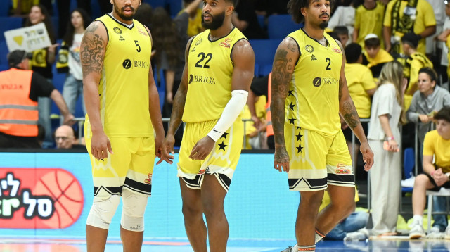 קיילר אדוארדס (מימין), קרלוס מרשל, ברייס וושינגטון שחקני אליצור נתניה מאוכזבים (צילום: ברני ארדוב)