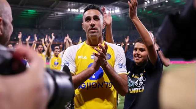 ערן זהבי אחרי המשחק (צילום: מאור אלקסלסי)