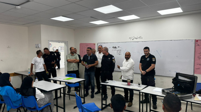 ביקור המשטרה בבית הספר בחורה (צילום: דוברות המשטרה)
