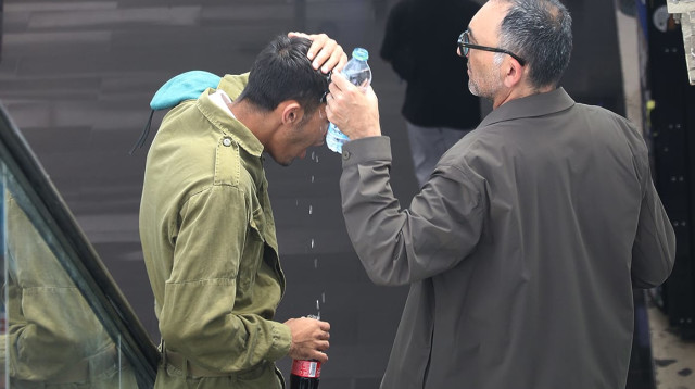 ישראל קטורזה שופך מים על בנו (צילום: פול סגל)