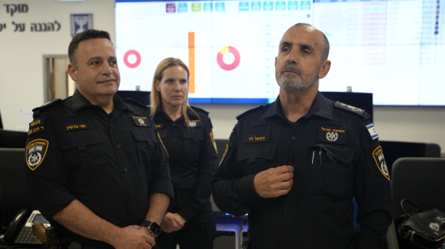 המפכ"ל דני לוי לצד ניצב מני בנימין ראש 433  (צילום: דוברות המשטרה)