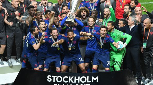 פוסו מנסה ויונייטד חוגגים ליגה אירופית ב-2017 (צילום: JANEK SKARZYNSKI)