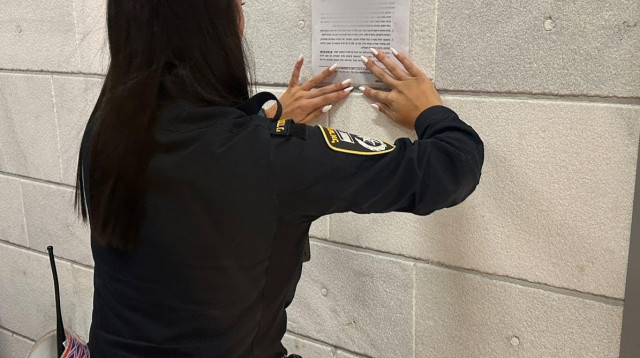 צו סגירה לחנות ירקות באור יהודה (צילום: דוברות המשטרה)