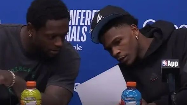 שחקני מינסוטה אנתוני אדוארדס וג'וליוס רנדל מסתכלים על דף הסטטיסטיקה (צילום: צילום מסך, מתוך הרשתות החברתיות)