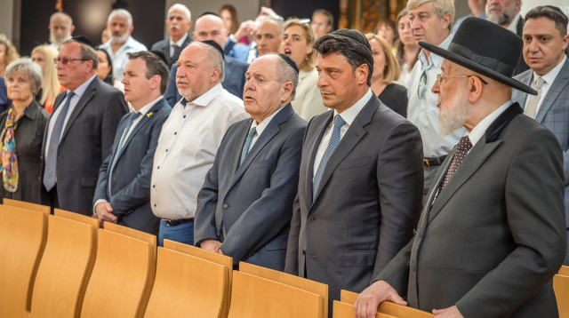 המשתתפים בטקס חנוכתו מחדש של "עמוד הגבורה", מונומנט המנציח את הלוחמים נגד הנאצים, ביד ושם (צילום: אלי איטקין)