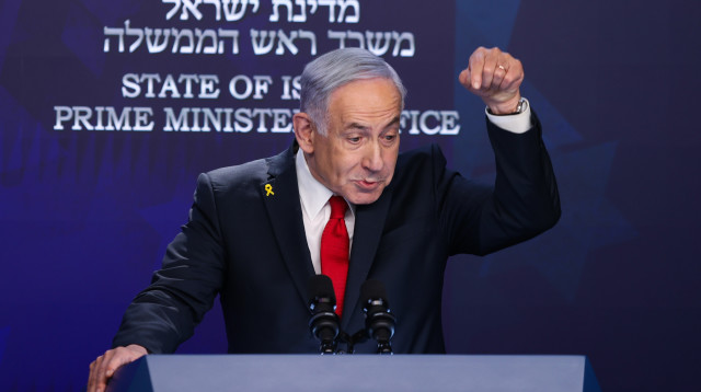 ראש הממשלה בנימין נתניהו במסיבת עיתונאים. 21.5.25 (צילום: אלכס קולומויסקי, פול)