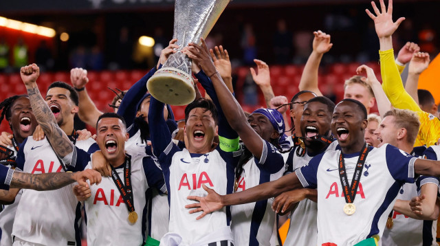 יונג מין סון קפטן טוטנהאם מניף, גמר הליגה האירופית 2025 (צילום: רויטרס)