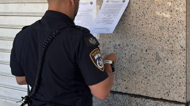 צו סגירה לקייטרינג באור יהודה (צילום: דוברות המשטרה)