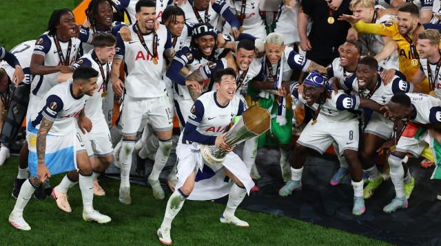 יונג מין סון קפטן טוטנהאם מניף, גמר הליגה האירופית 2025 (צילום: רויטרס)