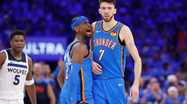 שיי גילג'ס אלכסנדר חוגג עם צ'ט הולמגרן, אוקלהומה סיטי ת'אנדר (צילום: רויטרס)