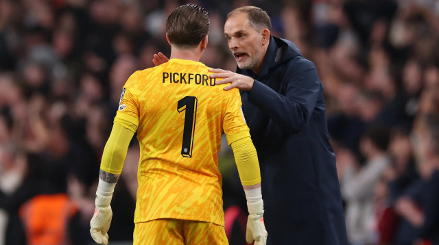 תומאס טוכל, מאמן נבחרת אנגליה לצד ג'ורדן פיקפורד (צילום: GettyImages)