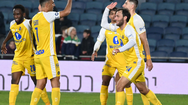 יוריס ואן אובריים מכבי תל אביב חוגג ערן זהבי (צילום: ברני ארדוב)