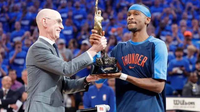 לפני המשחק הוענק לשיי גילג'ס אלכסנדר תואר ה-MVP (צילום: רויטרס)