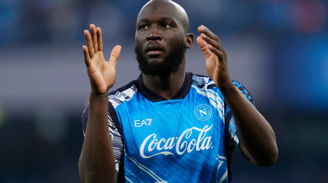 רומלו לוקאקו שחקן נאפולי בחימום (צילום: רויטרס)