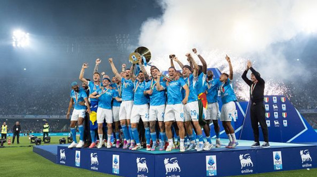 ג'ובאני די לורנצו מניף את הסקודטו הרביעי של נאפולי (צילום: Gettyimages)