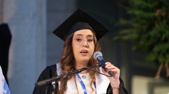 אליז עיסא בנאום סיום התואר שלה  (צילום: איציק בירן)
