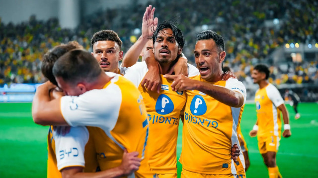 שחקני מכבי תל אביב, ערן זהבי, דור פרץ, סתיו למקין (צילום: שירה קז)