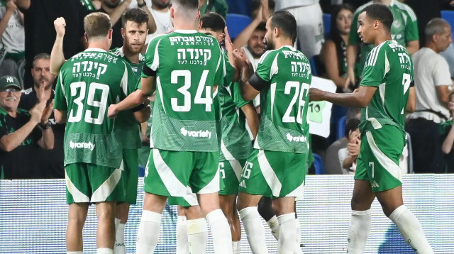 שחקני מכבי חיפה חוגגים עם גיא מלמד (צילום: ברני ארדוב)