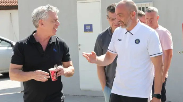 שוב בלי אפשרות לארח בישראל. ז'ארקו לאזטיץ' עם מיטש גולדהאר (צילום: אודי ציטיאט)