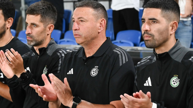 איתי מרדכי מאמן זמני מכבי חיפה עם צוותו (צילום: ברני ארדוב)