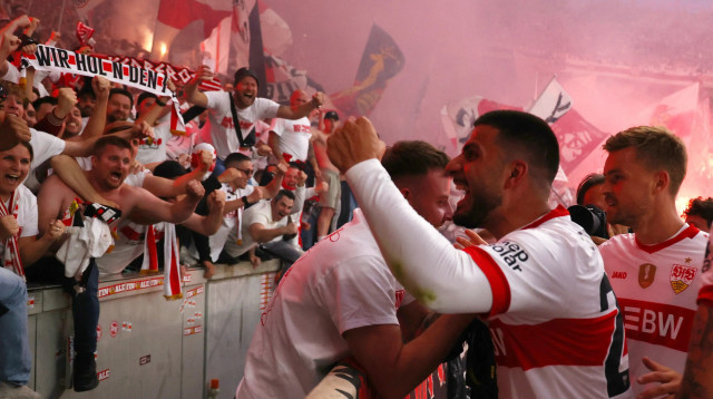 דניז אונדאב שחקן שטוטגרט חוגג עם האוהדים (צילום: רויטרס)