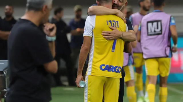 מאמן מכבי תל אביב, ז'ארקו לאזטיץ', עם ערן זהבי (צילום: אודי ציטיאט)