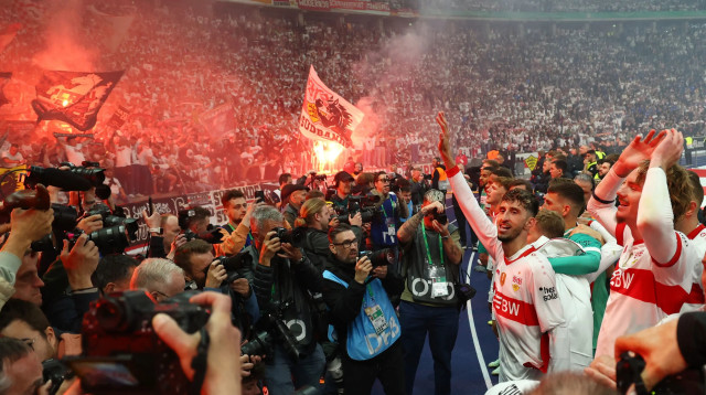 שחקני שטוטגרט חוגגים עם האוהדים (צילום: רויטרס)