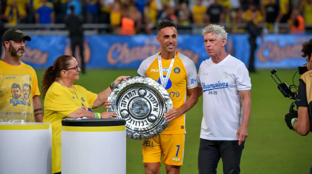 ערן זהבי, מכבי תל אביב לצד הבעלים מיטש גולדהאר (צילום: אריאל שלום)