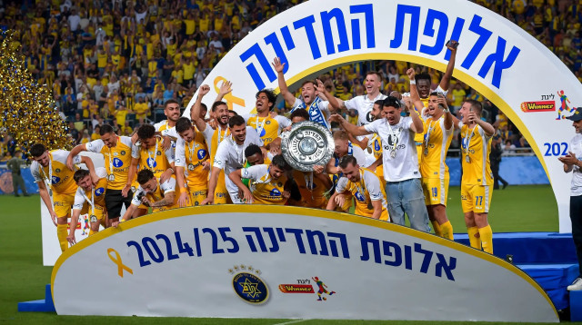 מכבי תל אביב אלופת המדינה 2025, תמונת הנפה (צילום: אריאל שלום)