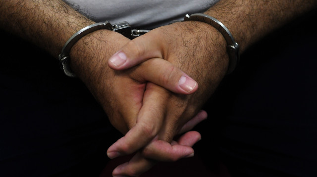 עצור באזיקים (צילום: MARVIN RECINOS/AFP/Getty Images)