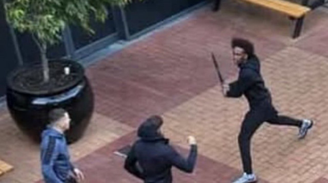 כנופיות בקניון באוסטרליה חמושים במצ'טה (צילום: רשתות חברתיות)