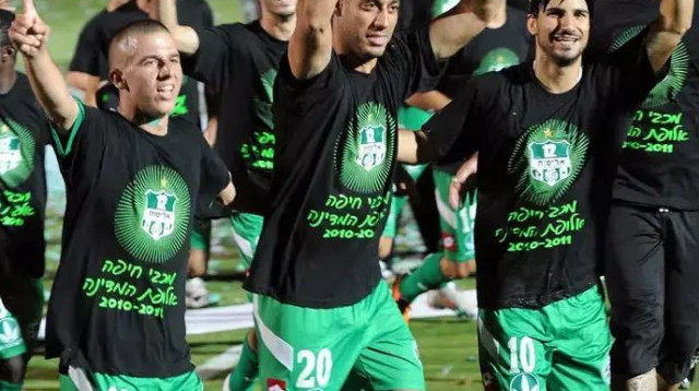 תקלת הקיזוז לא קרתה שנית. יניב קטן עם צלחת האליפות של מכבי חיפה ב-2011 (צילום: ברני ארדוב)