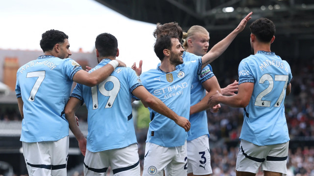 שחקני מנצ'סטר סיטי חוגגים עם אילקאי גונדואן (צילום: רויטרס)