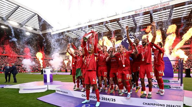 ליברפול מניפה את גביע הפרמיירליג (צילום: Liverpool FC)