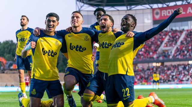 ענאן חלאילי ושחקני אוניון סן ז'ילואז (צילום: BSR Agency)