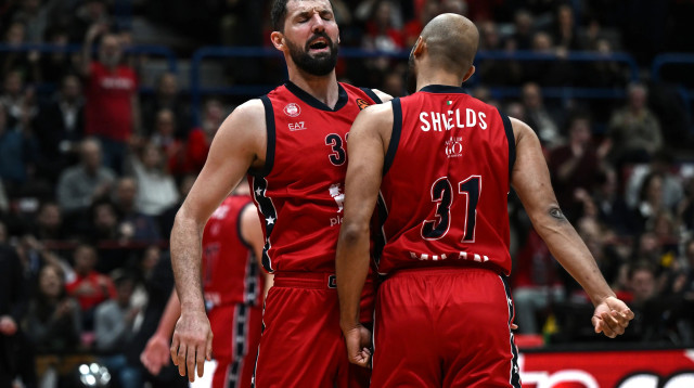 שחקן אולימפיה מילאנו ניקולה מירוטיץ' עם שאבון שילדס (צילום: GettyImages, Image Photo Agency)