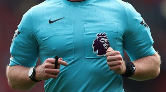 תומס ברמול שופט המשחק בין אסטון וילה למנצ'סטר סיטי (צילום: Michael Steele)