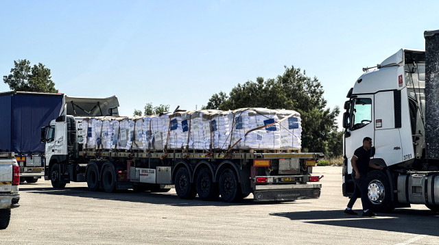 משאיות סיוע הומניטרי במעבר כרם שלום הבוקר (צילום: רויטרס)