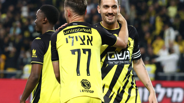 עומר אצילי חוגג עם ירדן שועה, שחקני בית"ר ירושלים (צילום: דני מרון)