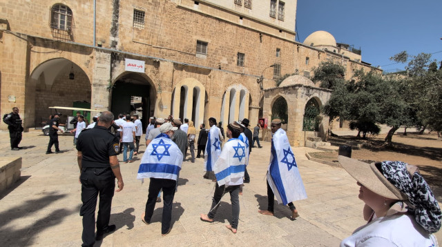 יהודים מתעטפים בדגל ישראל בהר הבית (צילום: נתן צבי, בידינו)
