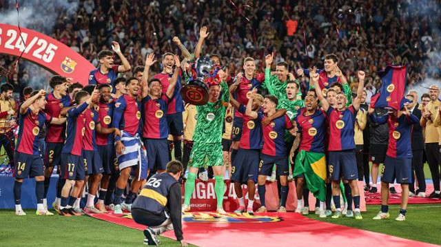 שחקני ברצלונה חוגגים עם הגביע (צילום: Getty images)