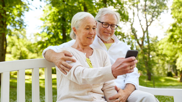 מבוגרים בטלפון (צילום: אינגאימג')